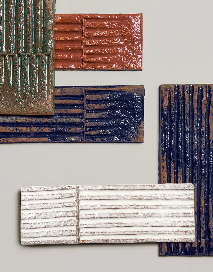 Плитка 23x8 Quadra Blu Chamotte глянцевая, рельефная голубой в полоску Mutina Плитка 23x8 Quadra Blu Chamotte глянцевая, рельефная голубой в полоску Mutina