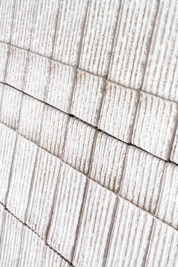 Плитка 23x8 Quadra Bianco Chamotte глянцевая, рельефная белый в полоску Mutina Плитка 23x8 Quadra Bianco Chamotte глянцевая, рельефная белый в полоску Mutina